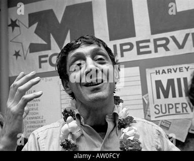 Harvey Milk feiert in seiner Kamera speichern seiner Wahl als San Francisco Supervisor in der Wahlnacht 8. November 1977 Stockfoto