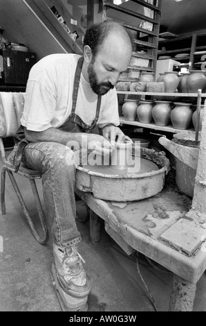 Ein Töpfer arbeitet Keramik Töpfe in seinem Atelier in der Nähe von perfekte Duplikate eines seiner Entwürfe produzieren zu werfen. Verglasungen werden folgen. Stockfoto