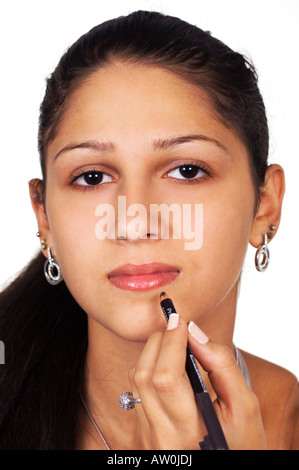 Teenager-Mädchen Auftragen von Lippenstift Stockfoto