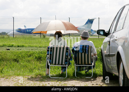 Älteres Ehepaar beobachten Flugzeug Land an Manchester Flughafen internationale Sicht unkenntlich ankommen sehen Flugzeugbeobachter GB britisc Stockfoto