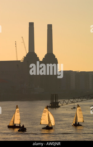 Segelboote auf der Themse von Battersea Power Station London Vereinigtes Königreich Stockfoto