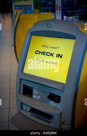 Automated Ticket Umgang mit Abflug am Flughafen Schiphol, Niederlande Stockfoto