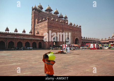 Horizontale Weitwinkelaufnahme der Jama Masjid, eine der größten Moscheen in Indien gegen ein strahlend blauer Himmel Stockfoto