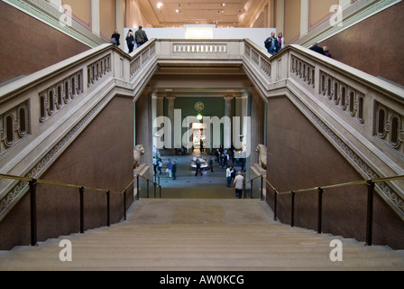 Horizontalen Weitwinkel eine große steinerne Treppe und die Eingangshalle des British Museum Stockfoto