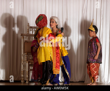 Diwali Wandswoth Rathaus London Kinder spielen ein Theaterstück über Akbar auf der Bühne Stockfoto