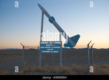 Eingang zur Tonopah Test Range in abgelegenen Nevada, USA Stockfoto