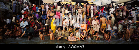 Hindus Baden am frühen Morgen in den heiligen Fluss Ganges (Ganga) entlang Dasswamedh Ghat, Varanasi (Benares), Uttar Pradesh Stockfoto