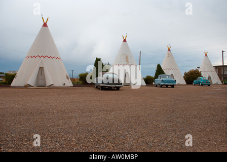 Alten Route 66 Motel mit Zimmer in der Form des Tipis und Oldtimer parkten vor, USA Stockfoto