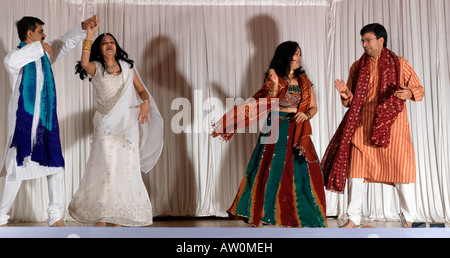 Diwali Wandswoth Rathaus London Eltern auf der Bühne tanzen Stockfoto