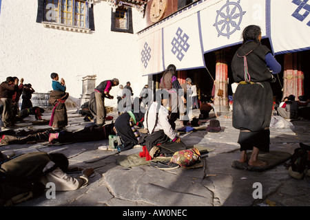 Tibetisch-buddhistische Pilger niederwerfen vor dem Jokhang-Tempel, Lhasa, Tibet, China, Asien Stockfoto