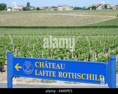 Wegweiser zu Château Lafite Rothschild und Weinberge in Pauillac, Médoc Bordeaux Gironde Frankreich Stockfoto