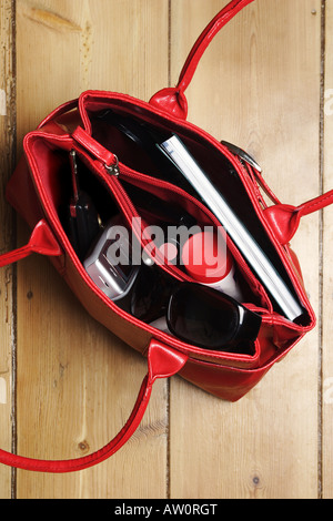 Frau die Handtasche Shot von oben öffnen Stockfoto