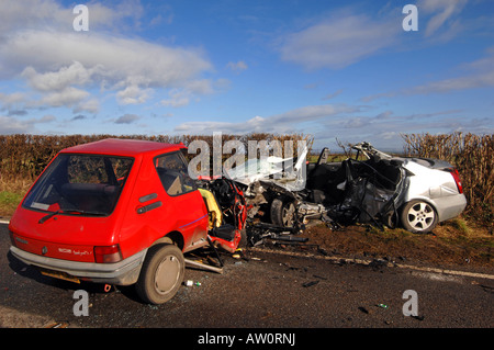 Szene von einem tödlichen Kopf auf Autounfall, die 4 Personen getötet Stockfoto