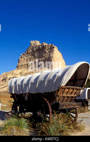 Conestoga Wagen unter Eagle Rock auf dem Oregon Trail Scotts Bluff National Monument Nebraska Stockfoto