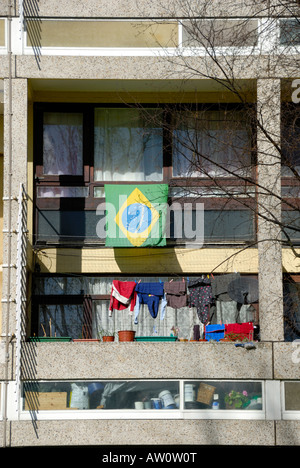 Wohnung oder Appartement in großen modernistischen, Grade II * blockieren in Roehampton, Süd-west London, zeigt die brasilianische Flagge Stockfoto