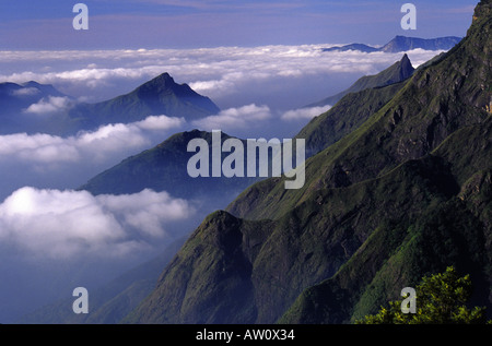 Hohen Aussicht vom Teufel s Küche in Richtung Säule Tal in Kodaikanal Hill Station Süd-Indien Stockfoto