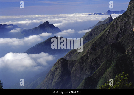 Hohen Aussicht vom Teufel s Küche in Richtung Säule Tal in Kodaikanal Hill Station Süd-Indien Stockfoto