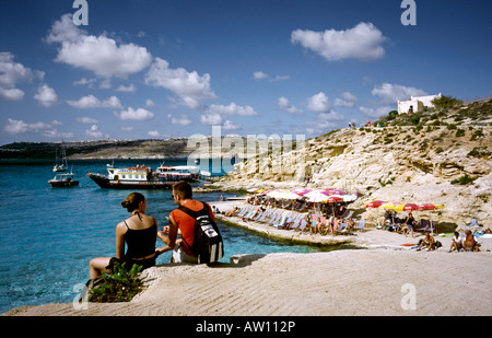 9. Oktober 2007 - Urlauber in der blauen Lagune auf der maltesischen Insel Comino, einer der schönsten Strände in Europa. Stockfoto