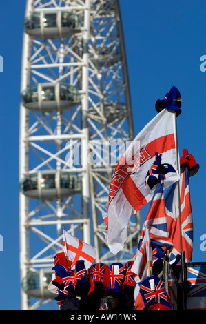 Flagge von England und Großbritannien fliegen auf Souvenir-Stall von Westminster Bridge mit London Eye im Hintergrund London Vereinigtes Königreich Stockfoto