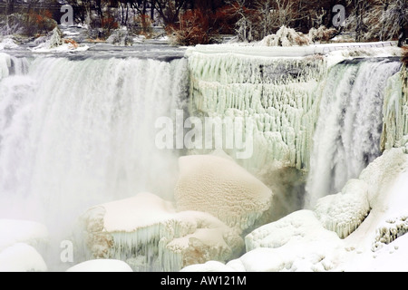 Die amerikanischen Fälle der Nigara fällt mit Ice Crystal winter Pracht von der kanadischen Seite der Niagara River angesehen eingefroren Stockfoto