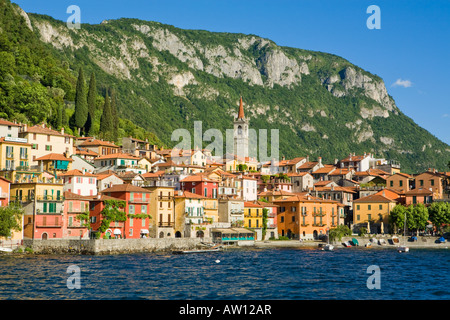 Blick auf den nördlichen italienischen Varenna am Comer See vom See entfernt. Stockfoto