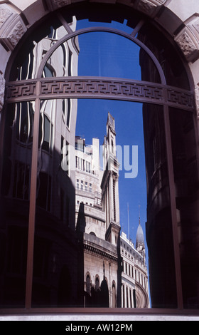 Gebogene Reflexion der Kirche St Mary Woolnoth (Mitte), von Nicolas Hawksmoor und Nr. 1 Cornhill Gebäude, City of London Stockfoto