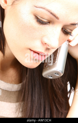 Junge Frau, die einen geschäftlichen Anruf über das Festnetz Telefon ueber finanzielle Angelegenheiten oder Planung persönlichen Angelegenheiten wie Versicherungen oder Renten Stockfoto