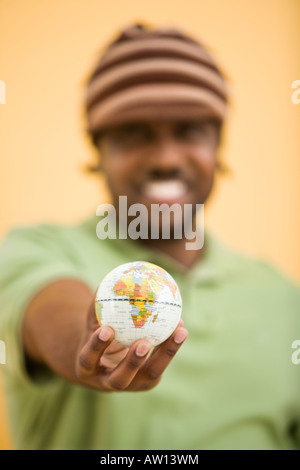 Mann mit kleiner Globus. Stockfoto