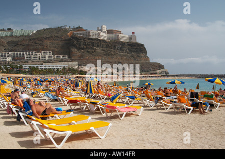 Playa de Los Amadores Strand und Hotel Riu Vistamar Amadores in der Nähe von Puerto Rico auf Gran Canaria. Stockfoto