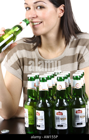 Junge Frau trinkt Flasche Bier-Modell veröffentlicht Stockfoto