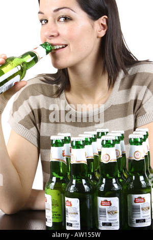 Junge Frau trinkt Flasche Bier-Modell veröffentlicht Stockfoto