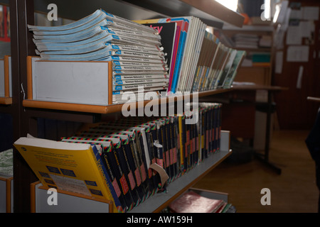 Auswahl der Grundschule Mathematik und Englisch Schulbücher auf ein Bücherregal in einem Klassenzimmer Belfast Nordirland Vereinigtes Königreich Stockfoto