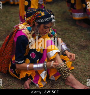 Fidschi indische Tänzerin mit Silber Ohrringe binden Zeichenfolge Messing Glocken um ihre Knöchel auf dem Pacific Arts Festival Stockfoto