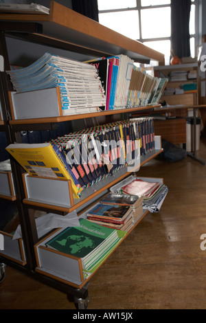 Auswahl der Grundschule Mathematik und Englisch Schulbücher auf ein Bücherregal in einem Klassenzimmer Belfast Nordirland Vereinigtes Königreich Stockfoto