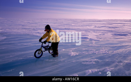 Kinder auf dem Fahrrad, Cambridge Bay, North West Territories, Kanada Stockfoto