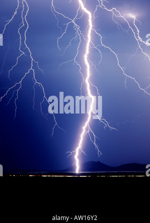 Beschnitten, erschossen von einem riesigen singulären Blitz gegen einen dunkelblauen Himmel außerhalb von Tucson, Arizona, USA Stockfoto