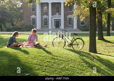 Wisconsin, WI, Rock County, Beloit, Beloit College, Schule, Campus, Middle College, Schule, Campus, Studenten Schüler sitzen auf indischem Hügel, Gras, Fahrrad, bic Stockfoto