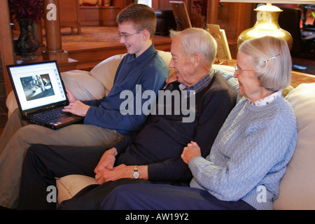 Wausau Wisconsin, Grant Street, Stewart Inn, Bed and Breakfast, Enkel, Großvater, Vater, Großmutter, Laptop, Notebook, Computer, Besucher reisen nach Stockfoto