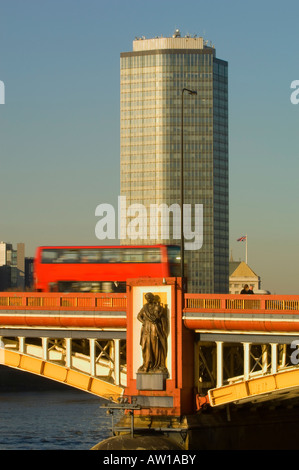 Vauxhall Bridge über die Themse und Millbank Tower London Vereinigtes Königreich Stockfoto