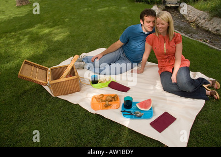Junges Paar genießen ein Picknick im park Stockfoto