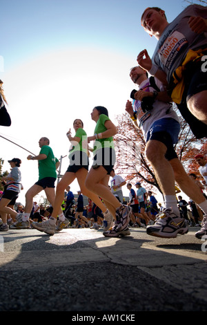 Niedrigen Winkel Contre Jour gegen das Licht gedreht Konkurrenten in der 2006 ING New York City Marathon. JMH1887 Stockfoto