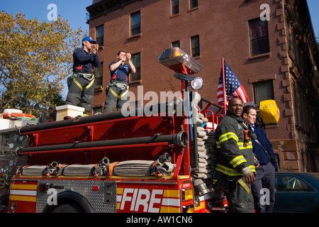 Feuerwehrleute, die applaudieren Konkurrenten in der 2006 ING New York City Marathon 5. November 2006 JMH1899 Stockfoto