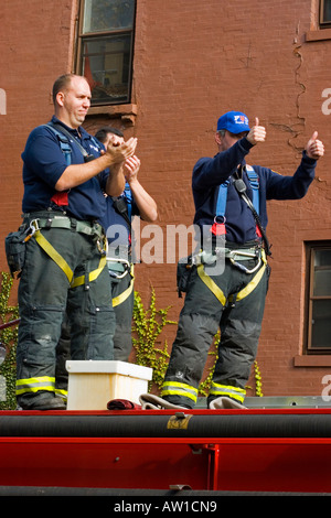 Feuerwehr applaudieren Konkurrenten in der 2006 ING New York City Marathon 5. November 2006. JMH1901 Stockfoto