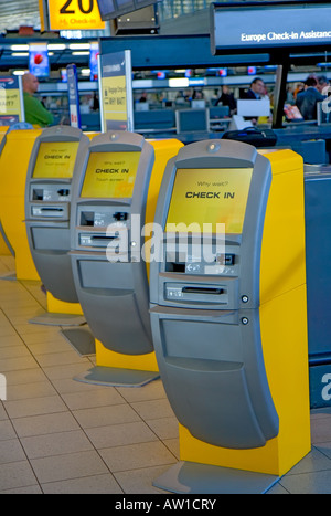 Automated Ticket Umgang mit Schaltern am Flughafen Schiphol, Niederlande Stockfoto