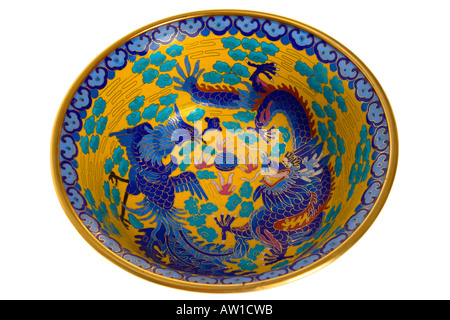 Cloisonne Emaille Geschirr Schüssel 21cm Durchmesser Darstellung Kaiser und Kaiserin als Phoenix und Drachen vor weißem Hintergrund JMH1952 Stockfoto