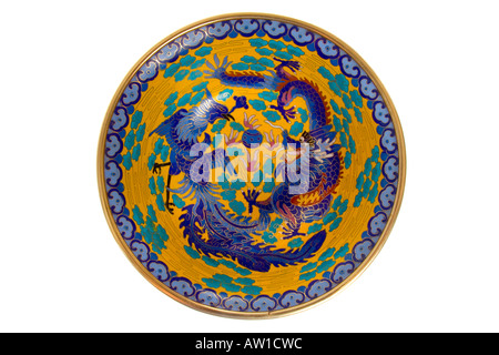 Cloisonne Emaille Geschirr Schüssel 21cm Durchmesser Darstellung Kaiser und Kaiserin als Phoenix und Drachen vor weißem Hintergrund JMH1953 Stockfoto