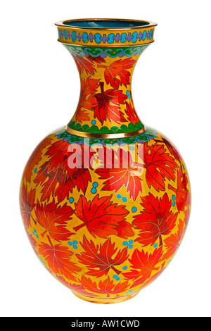 Cloisonne Emaille Geschirr Vase 25cm hoch mit Maple Leaf Design vor weißem Hintergrund JMH1954 Stockfoto