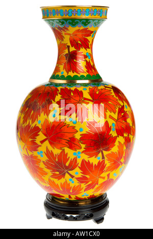 Cloisonne Emaille Geschirr Vase 25cm hoch mit Maple Leaf Design auf Holzständer Basis vor weißem Hintergrund JMH1956 Stockfoto