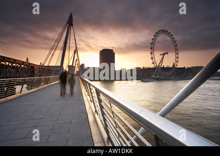 Sonnenaufgang von der Hungerford Fußgängerbrücke in London Stadt England UK Stockfoto