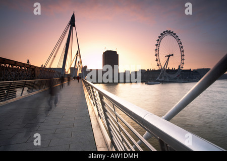 Sonnenaufgang von der Hungerford Fußgängerbrücke in London Stadt England UK Stockfoto